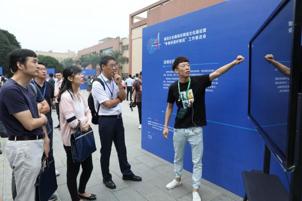 与会代表参观高校网络文化建设成果展.jpg 与会代表参观高校网络文化建设成果展.jpg