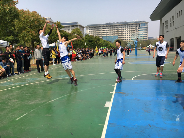 1460344756217740.png 图为两个学院篮球队队员在赛场激烈角逐 摄影:李蒙汐_副本.png