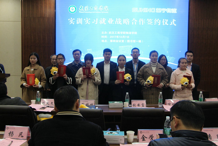AWC万象城娱乐和苏宁集团领导为参与企业课程实训优秀学生颁奖 摄影：关翘楚_副本.JPG